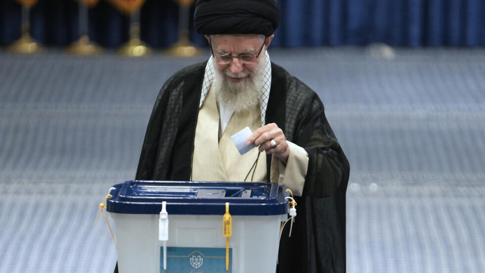 Le guide suprême iranien, Ali Khamenei, dans un bureau de vote à Téhéran, le 28 juin 2024.